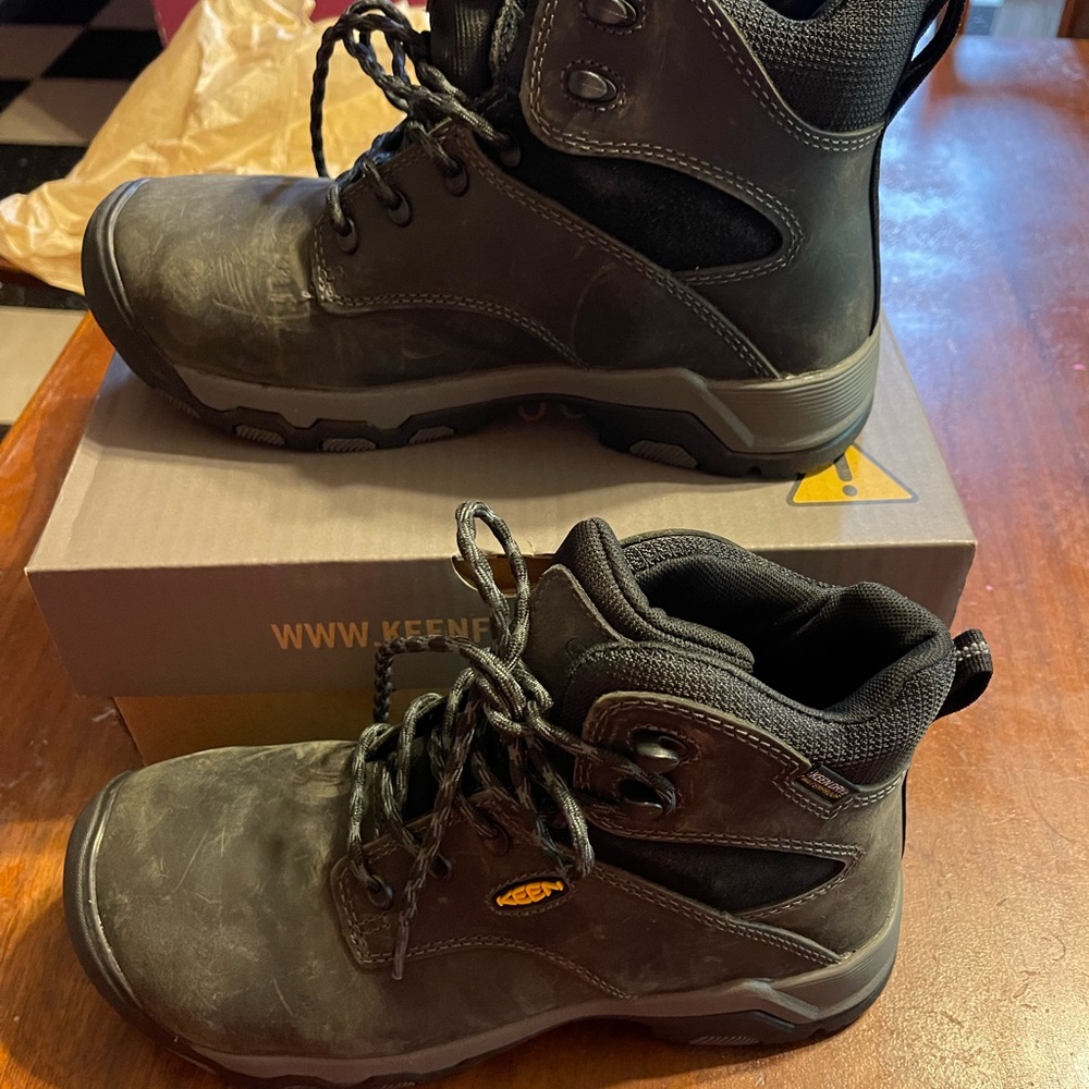 Keen Helena boots size 8
